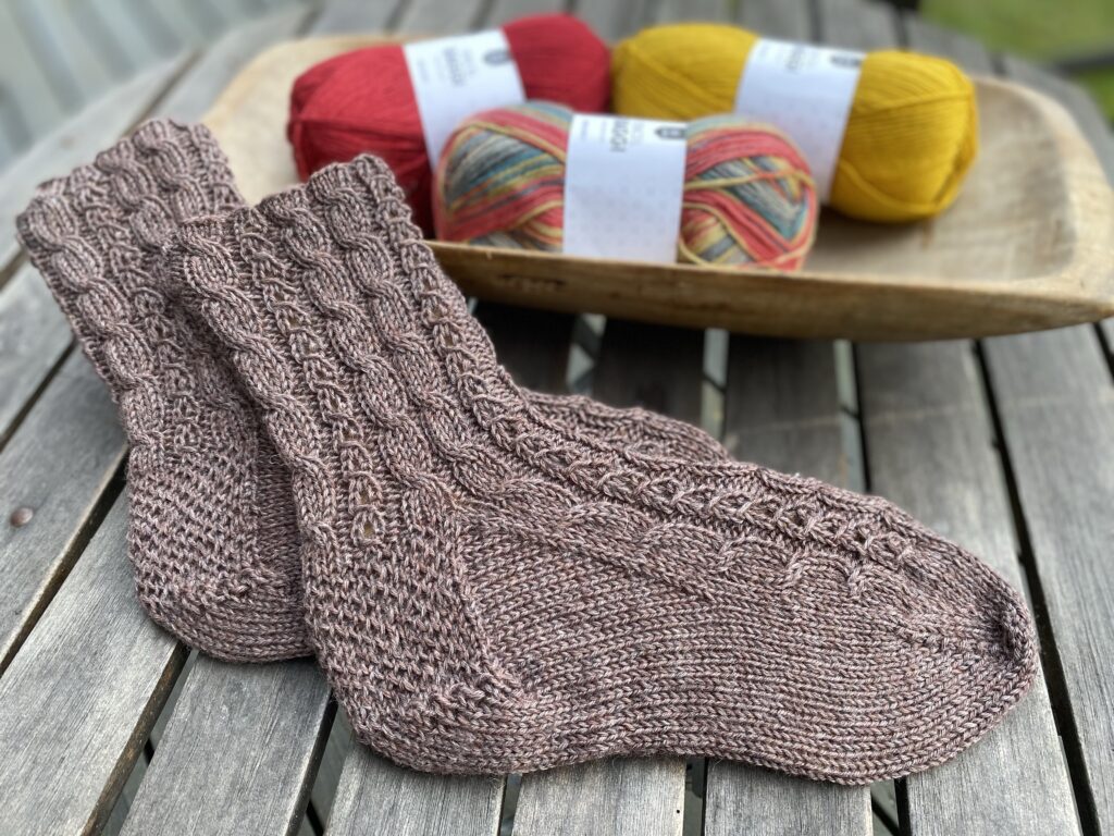 Sockor i Raggi – gratismönster – Hildurs Barnbarn